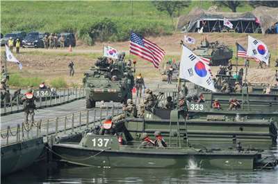 美韓兩國每年3月和8月會分別舉行「自由護盾」與「乙支自由護盾」(Ulchi Freedom Shield)演習，模擬朝鮮半島爆發戰爭的情況，並檢驗南韓是否具備接收戰時作戰權的能力。(美聯社/達志影像)