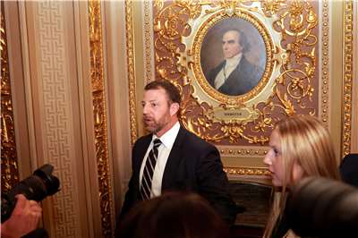 美國國土安全部長穆林（Markwayne Mullin)(圖)(中)任命案23日獲得參議院確認。