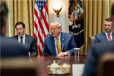 美國總統川普在白宮召開內閣會議。 (圖:X@WhiteHouse/檔案照)