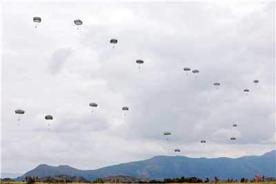 美媒報導指出，美陸軍精銳空降隊司令部取消訓練，引發出兵中東揣測。圖為美軍第82空降師進行跳傘演習。