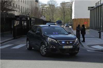 美中經貿官員15日在結束在巴黎的首日會談，圖為載有中國代表團的車輛在午餐休息時間駛離經濟合作暨發展組織(OECD)的會場。