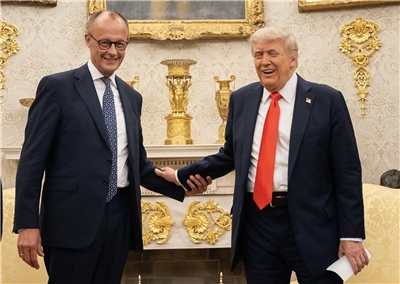 美國總統川普(右)、德國總理梅爾茨(左)在白宮會面。資料照。(X@bundeskanzler)