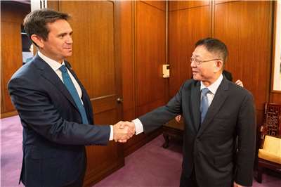 義大利力量黨（Forza Italia）隸屬義國政府執政聯盟之一，卡塔紐(圖左)是義大利國會友台協會成員，2026年1月甫率領訪問成員橫跨6政黨的訪團到台灣。(圖:外交部)