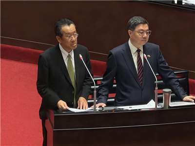 行政院長卓榮泰(右)及國防部長顧立雄24日在立法院備詢。(鄭佑漢 攝)