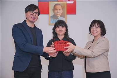 文化部所屬台南國家美術館籌備處23日舉行主任交接儀式，由原國立台灣歷史博物館副館長莊佩樺(右)接任籌備處主任，與卸任代理主任黃宏文(左)完成交接，由文化部次長李靜慧(中)擔任監交人。(文化部提供)
