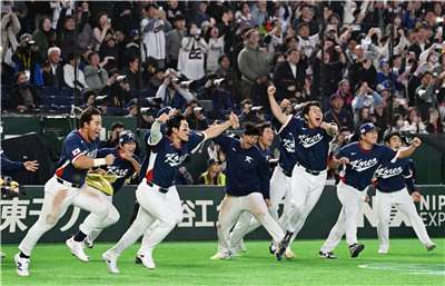 韓國隊慶祝打敗澳洲，晉級WBC複賽。