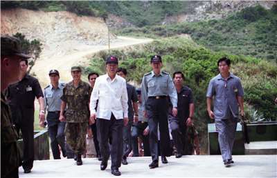 1996年期間，中共試圖以飛彈試射等軍事手段干預台灣總統直選。圖為前總統李登輝(白衣)與前參謀總長的羅本立(右2)於1996年8月31日巡視東馬資料照。(軍聞社提供)