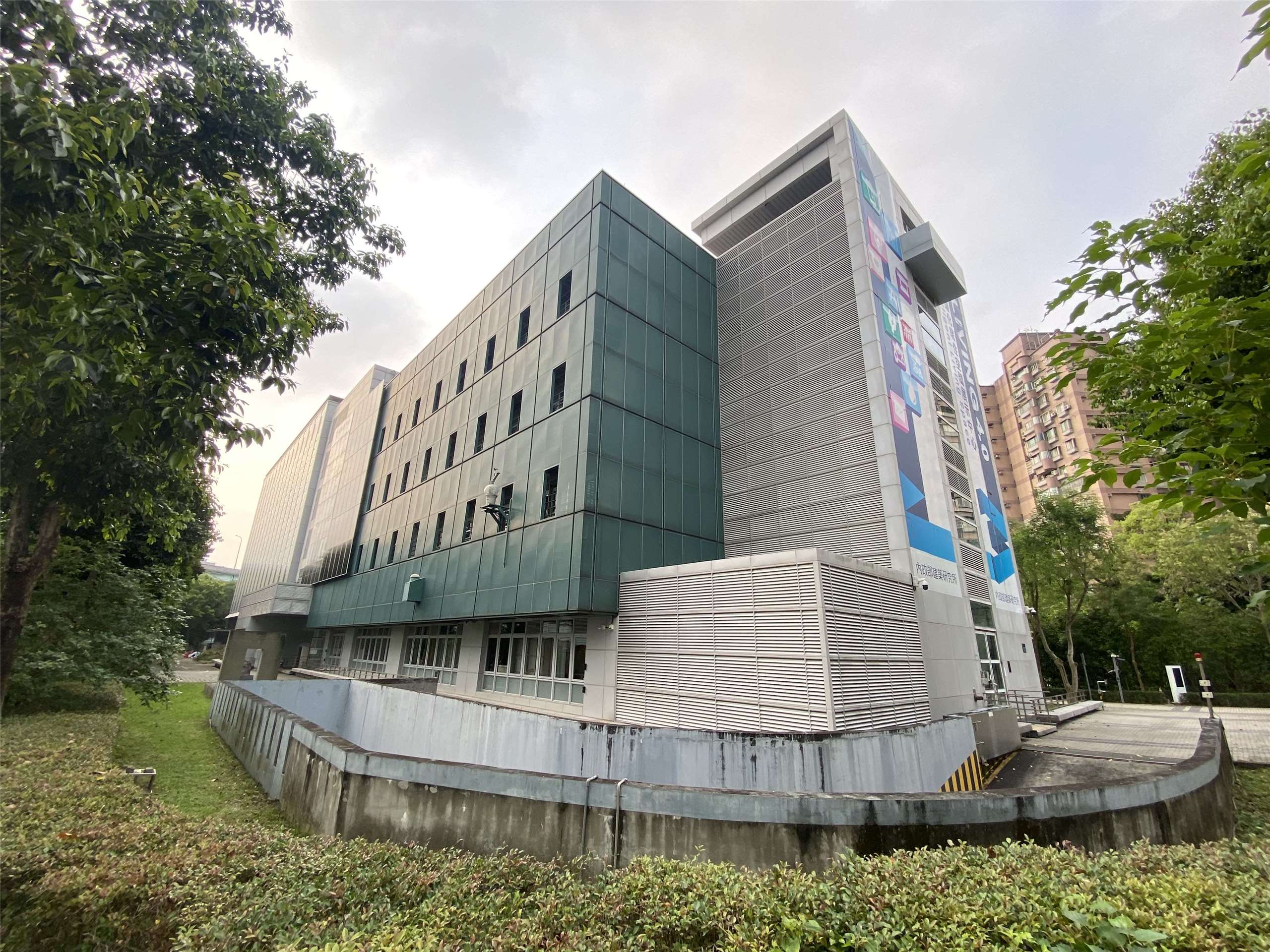 內政部建築研究所材料實驗中心(圖片左側、靠近台北市羅斯福路六段142巷)外牆設置彩繪立面太陽光電設施。(陳念宜 攝)