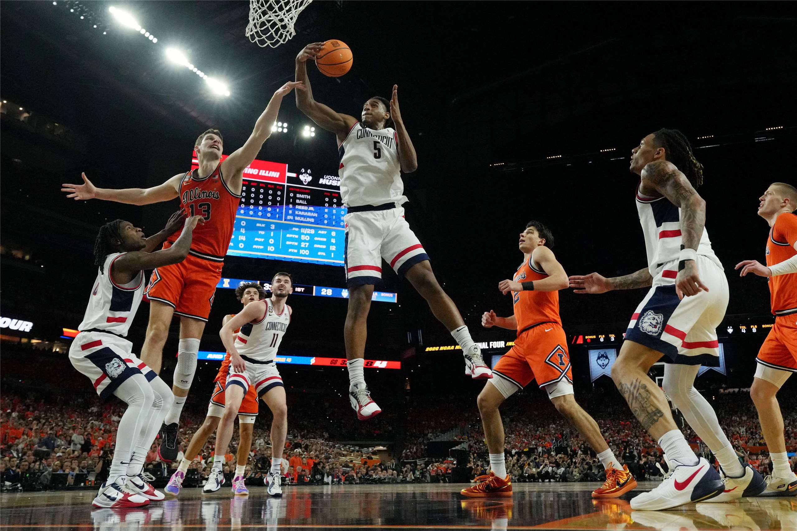 全美大學體育聯盟(NCAA)4強之爭，康乃狄克大學(白色球衣)殺退伊利諾大學(橘色球衣)，連續4年3度闖進冠軍賽。