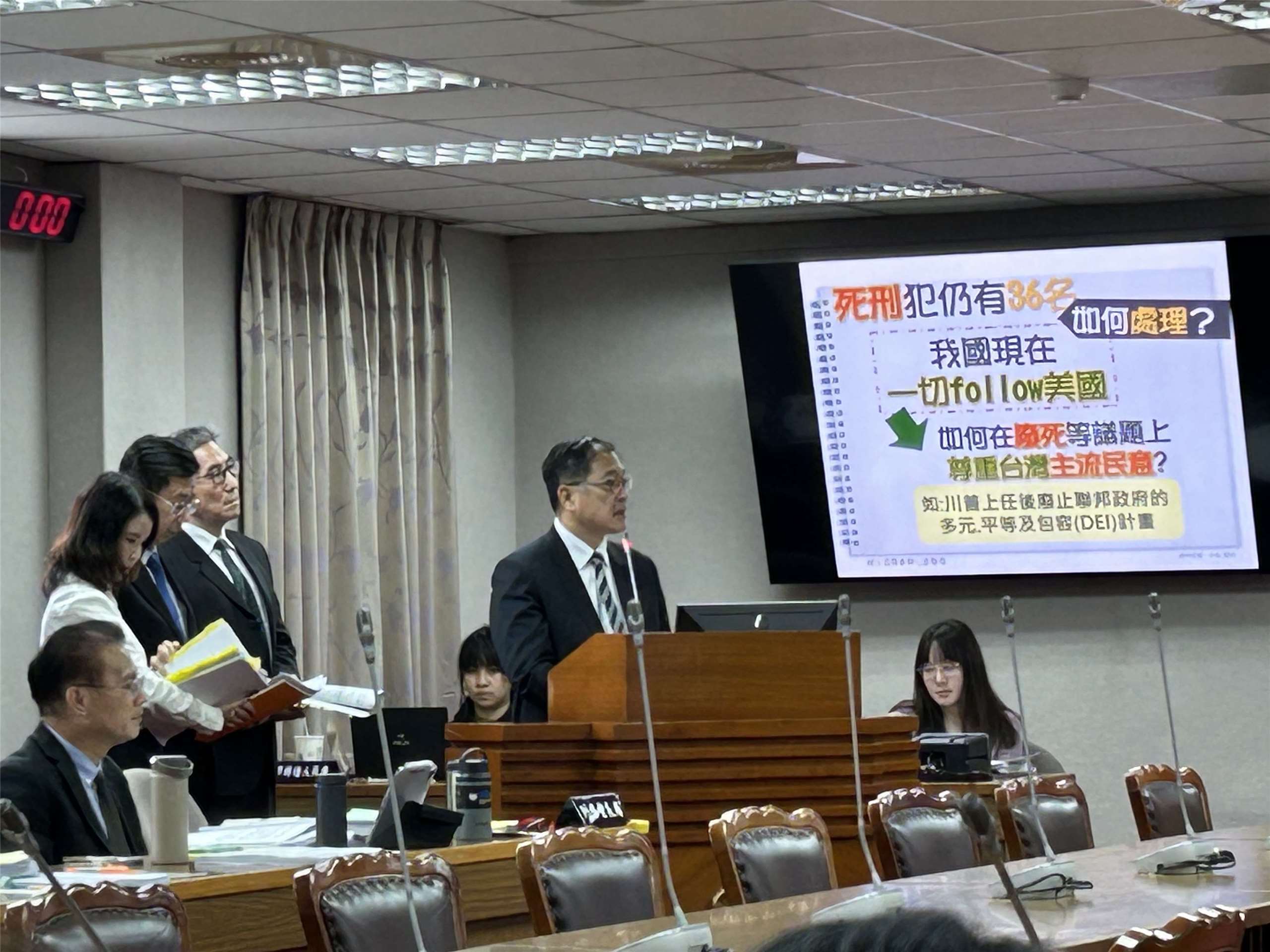 立法院司法及法制委員會今天(30日)審查今年度法務部預算案。法務部長鄭銘謙答詢時表示，台灣目前沒有廢除死刑，不過，若未來終結死刑的話，法務部就依法處理。另外，法務部對於鞭刑持保留態度。(趙婉淳 攝)