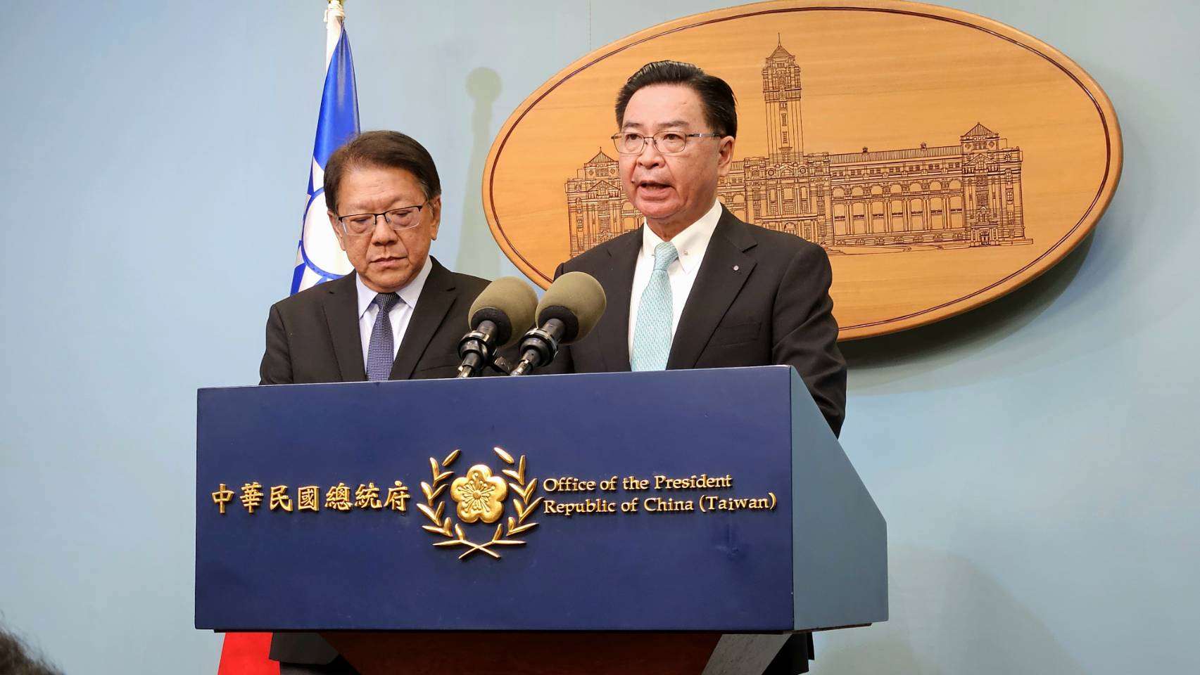 總統府秘書長潘孟安(左)宣布總統出訪行程暫緩，右為國安會秘書長吳釗燮。(歐陽夢萍 攝)