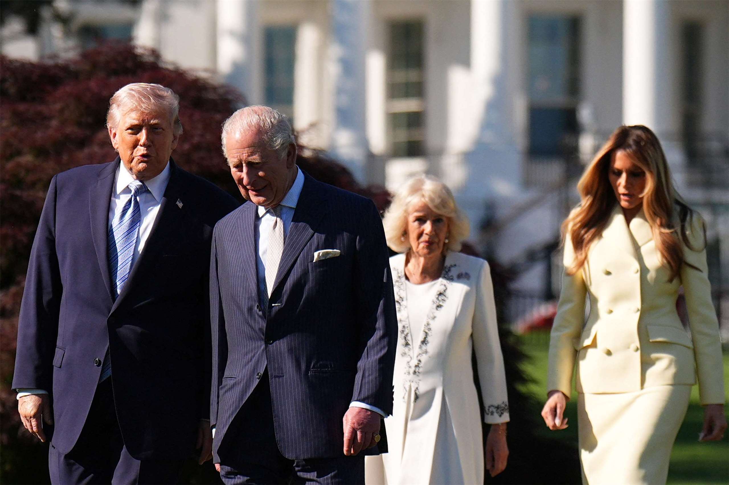 英國國王查爾斯三世(King Charles III，前右)27日在美國白宮與總統川普(前左)會面。(AFP)