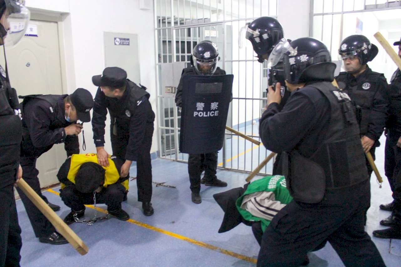 前中國警察張亞博說，許多刑滿釋放的維吾爾人在警察的績效壓力下被二次關押，而酷刑和虐待在「集中營」裡更是家常便飯。示意圖。(圖:xinjiangpolicefiles.org)