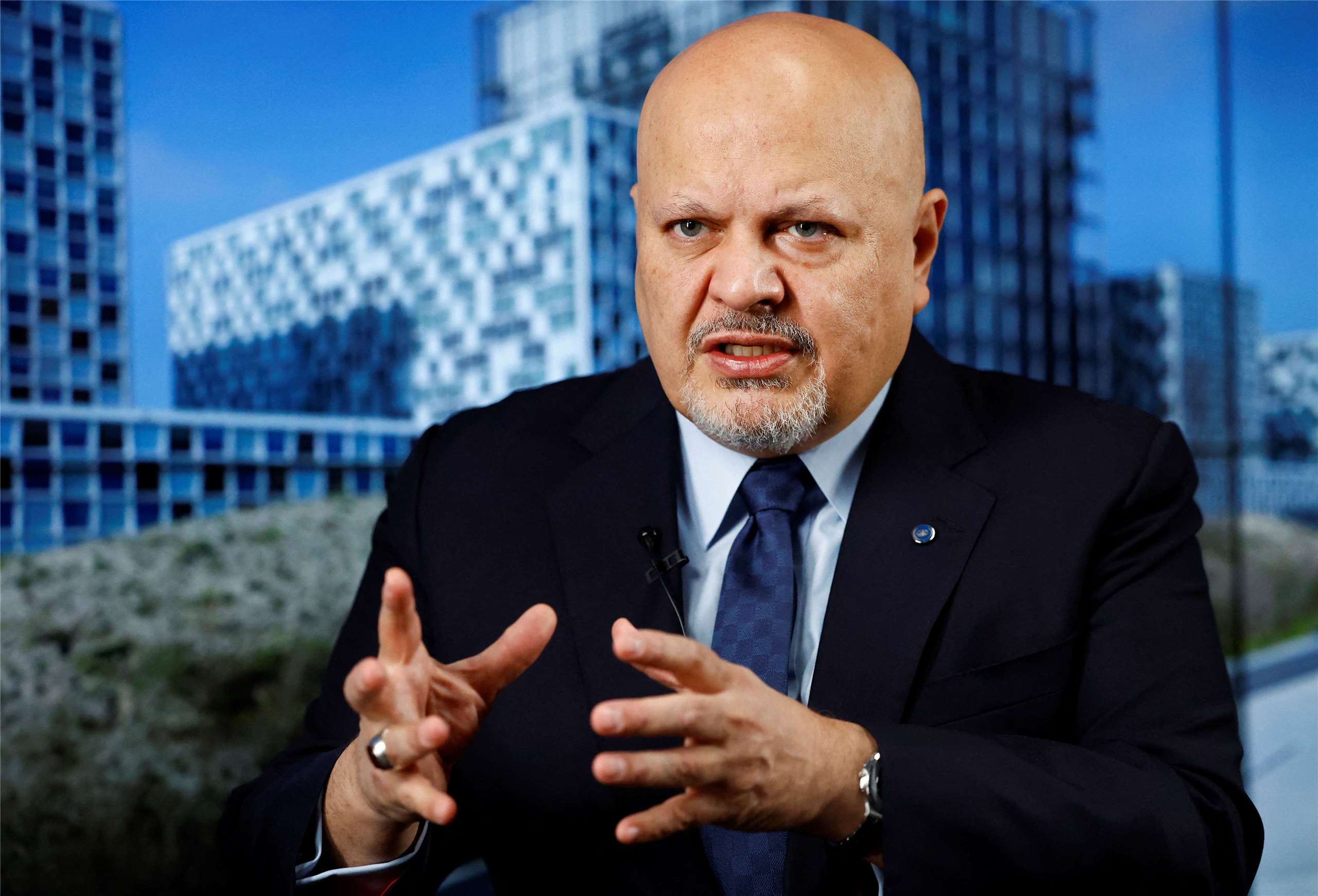 國際刑事法院(ICC)首席檢察官卡林汗(Karim Khan)為國際刑事法院最具代表性人物，過去主導多項重大調查。
