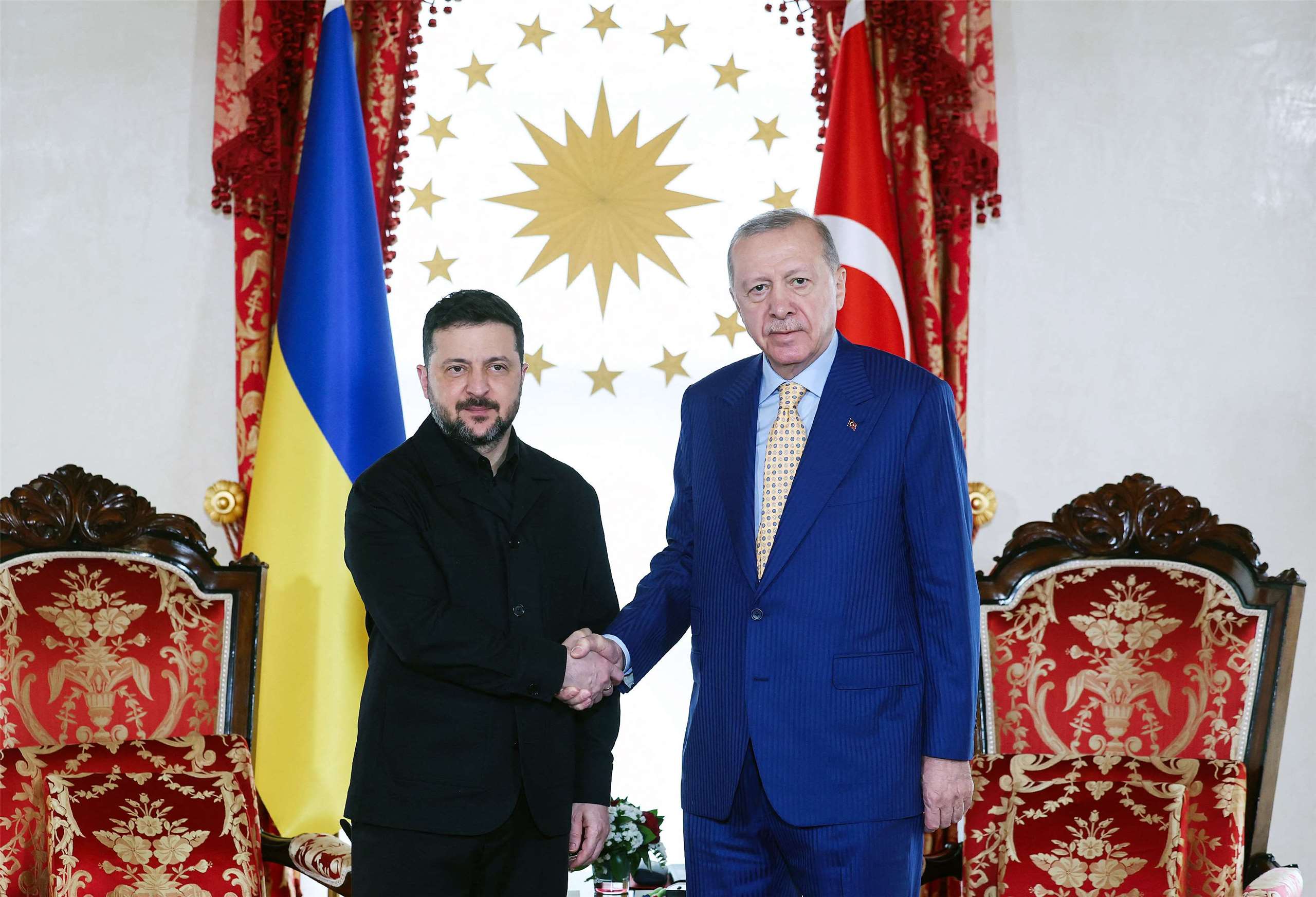 土耳其總統艾爾段(Recep Tayyip Erdogan)(右)在伊斯坦堡會見烏克蘭總統澤倫斯基(Volodymyr Zelensky)(左)。