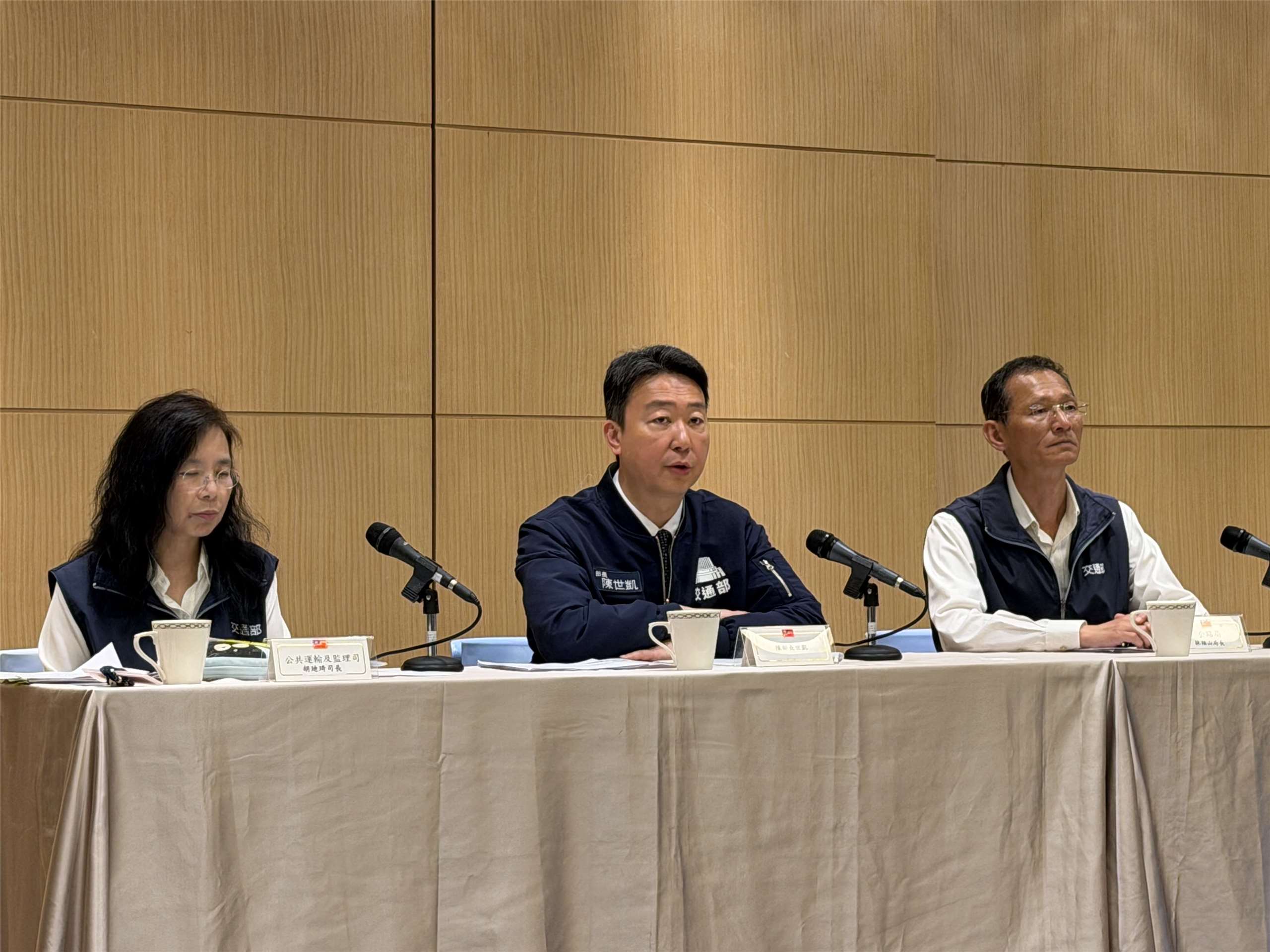 交通部長陳世凱(中)23日率領公共運輸及監理司長胡廸琦(左)和公路長林福山(右)，說明行政院最新拍板的「計程車油價折讓補貼機制」。(吳琍君 攝)