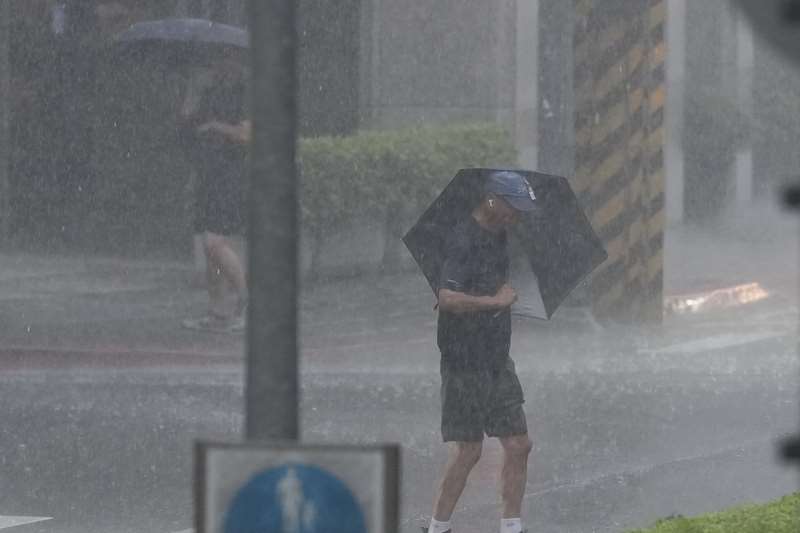 4日鋒面影響，天氣不穩定，西半部有陣雨或雷雨。 (圖：中央社)