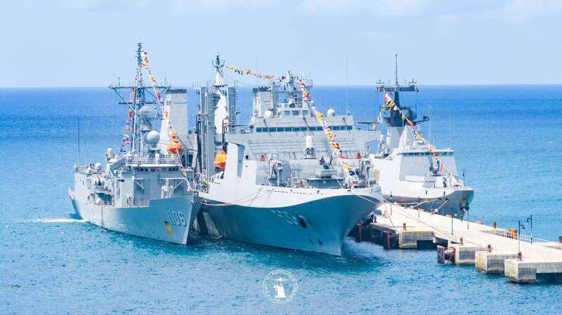 我國海軍「115年度敦睦遠航訓練支隊」，3艘軍艦在昨天抵達友邦聖克里斯多福，除開放克國民眾登艦參觀，我國海軍官兵及隨艦出訪的官校畢業生也進行交流互動。（圖：我駐聖克里斯多福大使館臉書專頁）