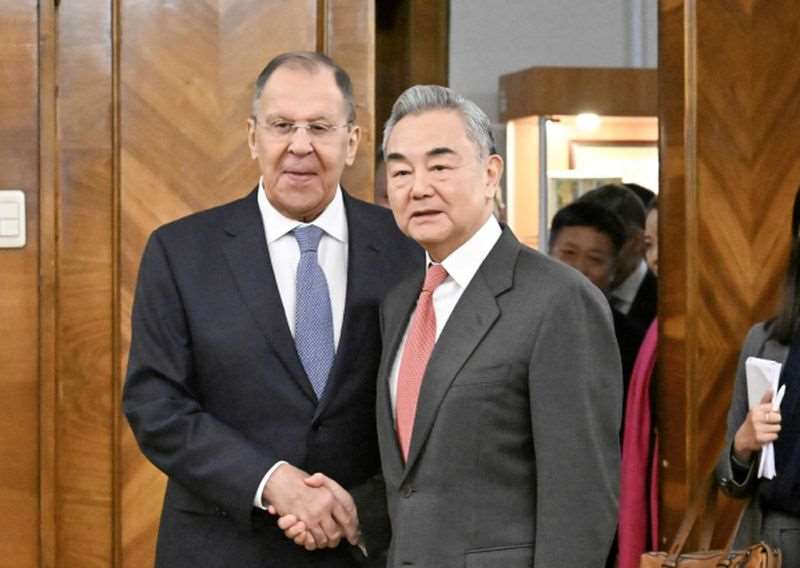 中國外交部長王毅(右)與俄羅斯外長拉夫羅夫(Sergei Lavrov)(左)通電話，就當前的中東局勢交換意見。(圖：中國外交部微博)。資料照。