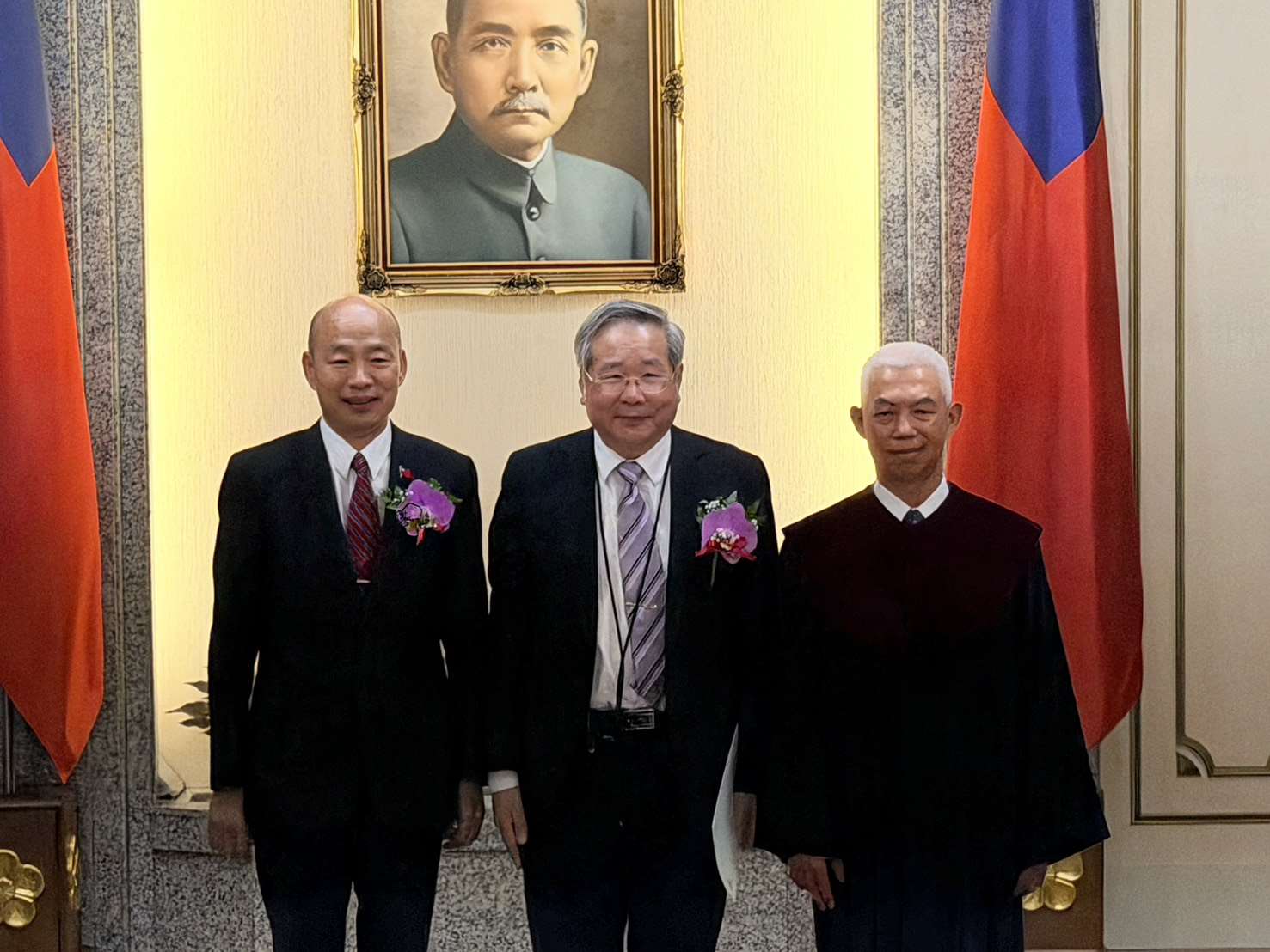 民眾黨不分區立委許忠信(中)22日在立法院宣誓就職。(鄭佑漢 攝)