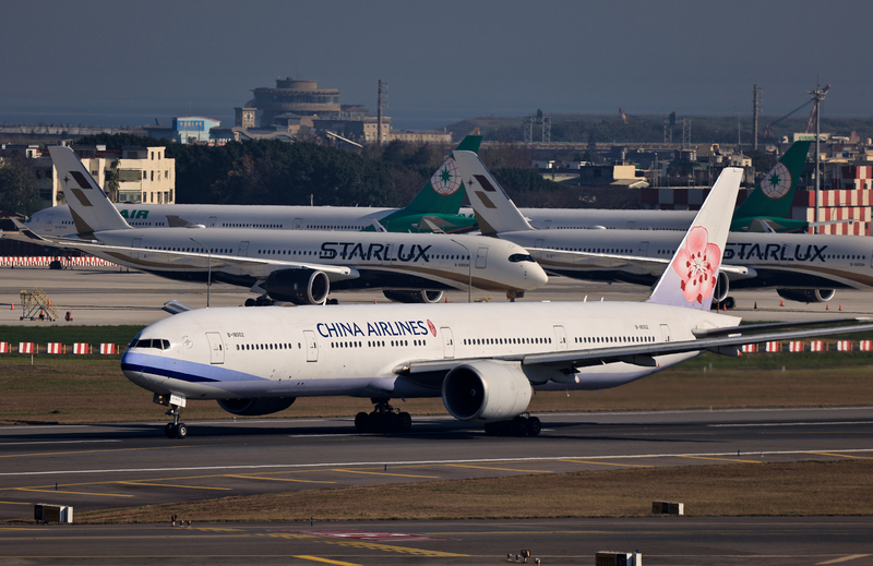 國籍航空的燃油附加費7日起調漲。圖為華航、長榮及星宇航空航機於桃園國際機場同框畫面。
