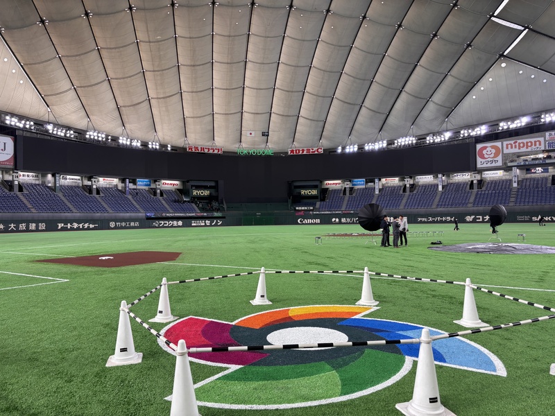 今年3月間在東京舉辦的WBC世界棒球經典賽，由於日本隊由大谷翔平等球星領軍，帶動門票需求大幅攀升，也讓黃牛大軍出動，日本警方近期即查獲2黃牛法辦。圖為東京巨蛋球場的經典賽標誌。

