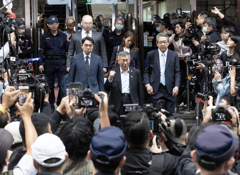 台北地院審理京華城容積獎勵案、民眾黨政治獻金案等4大案，3月26日下午一審宣判，前台北市長柯文哲 (中）到庭聆判後離開，步出北院時振臂回應支持者。資料照片。