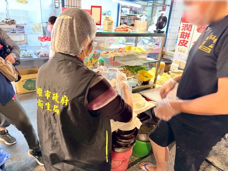 高雄市衛生局近期在多處市場攤商抽驗春捲、潤餅皮，檢驗防腐劑、甲醛，花生粉則檢驗黃麴毒素，豆干及豆腐檢驗防腐劑，同時檢視食材新鮮、溫層控制與人員作業衛生等。（高雄市衛生局提供）