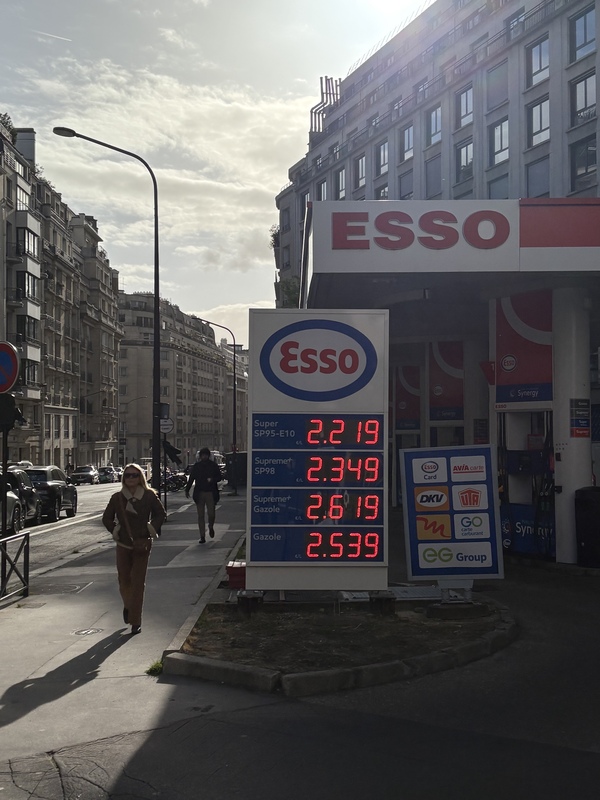 JF
中東戰火衝擊　法國柴油均價創1985年以來最高
根據法國生態轉型部的最新數據，法國柴油平均價格
達到自1985年統計以來最高點。圖為3月30日巴(黎)一
處加油站標示的價格。
中央社記者曾依璇巴(黎)攝　115年3月31日
