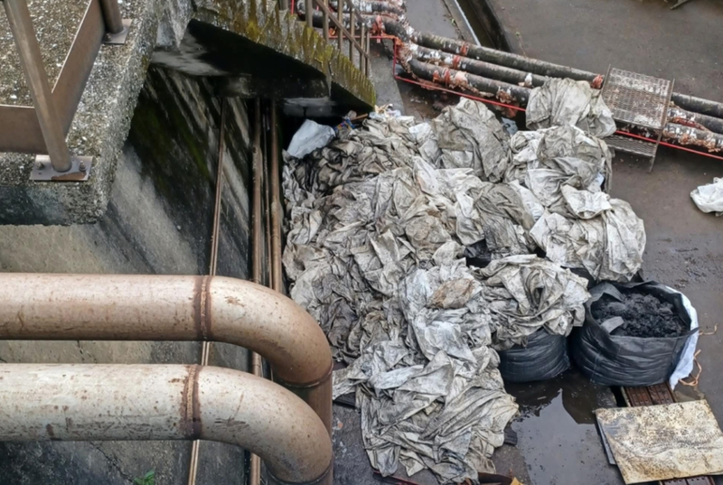 環團接獲爆料指出，基隆協和電廠4部鍋爐正下方堆放大量未申報廢棄物，且集塵灰落地並有積水，土地恐遭重金屬污染。(守護外木山行動小組提供)
