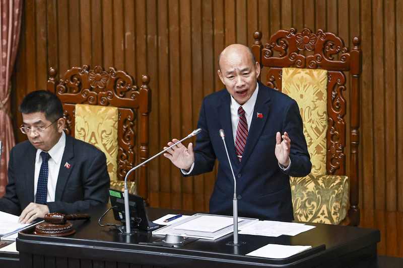 立法院長韓國瑜(右)在召集黨團協商後表示，今年度總預算相關事宜將於下周再行召集協商討論。資料照。

