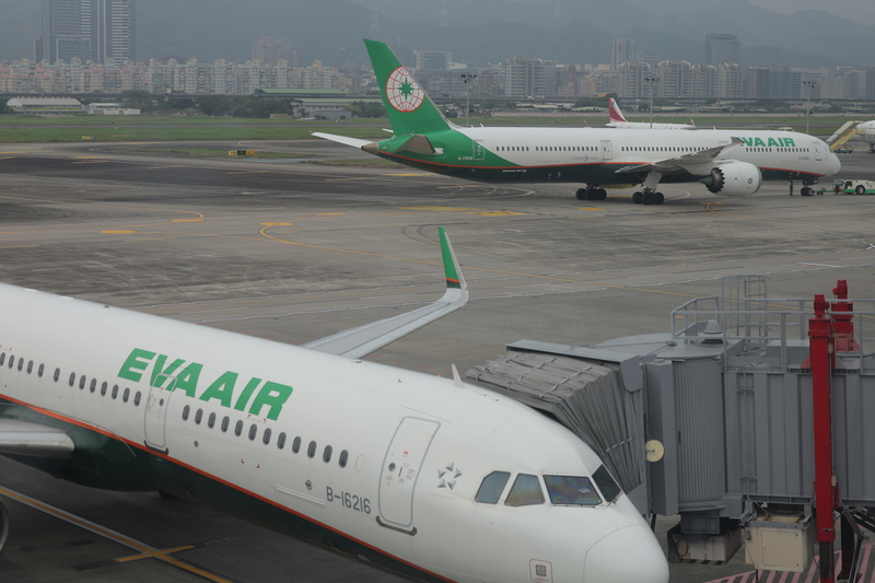 受美伊戰事影響，國際航空燃油價格上揚。圖為台北市松山機場2架長榮航空客機。