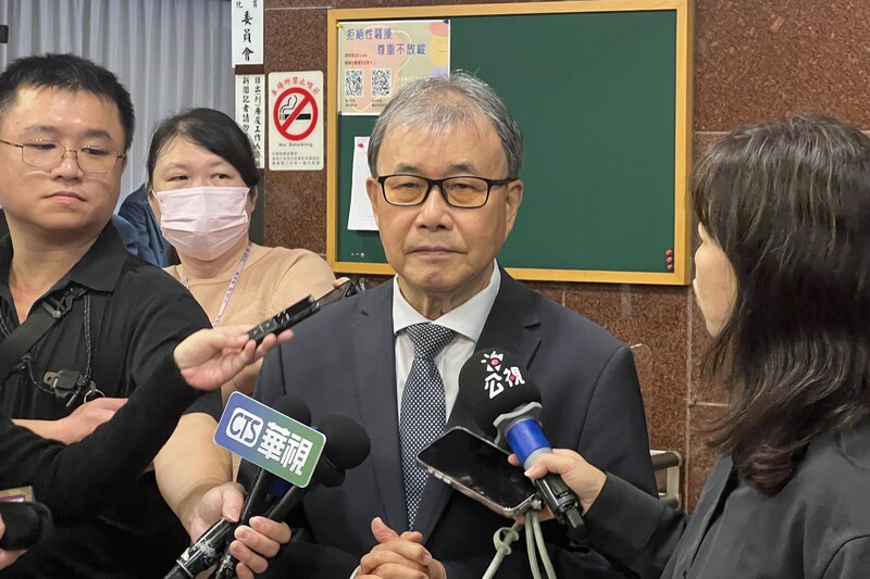 教育部長鄭英耀（中）表示，有關大專宿舍廢止宵禁的問題，相信各校可以妥善處理。資料照片。