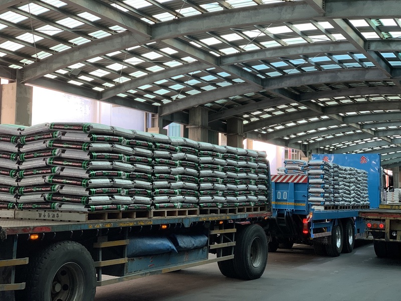 國內製肥原料庫存充裕，並透過政府補助及台肥公司吸收部分原料漲幅，肥料價格凍漲，讓業者持續生產並穩定供應，農友毋須囤積。(資料照/農糧署提供)