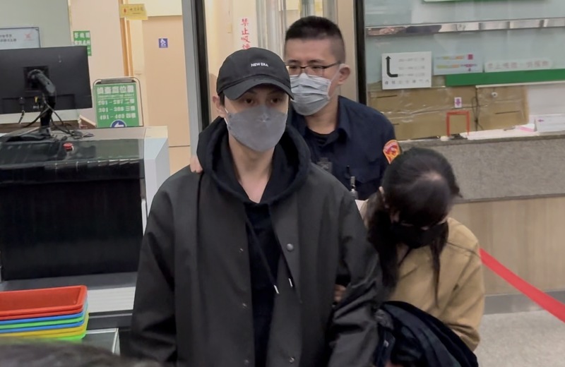 新北檢警持續偵辦閃兵案，1日第4波查緝行動共拘提9人到案，其中藝人「王子」邱勝翊（前左）複訊後以新台幣50萬元交保。據悉，王子在警詢中承認花費約33萬元偽造高血壓躲避兵役。
