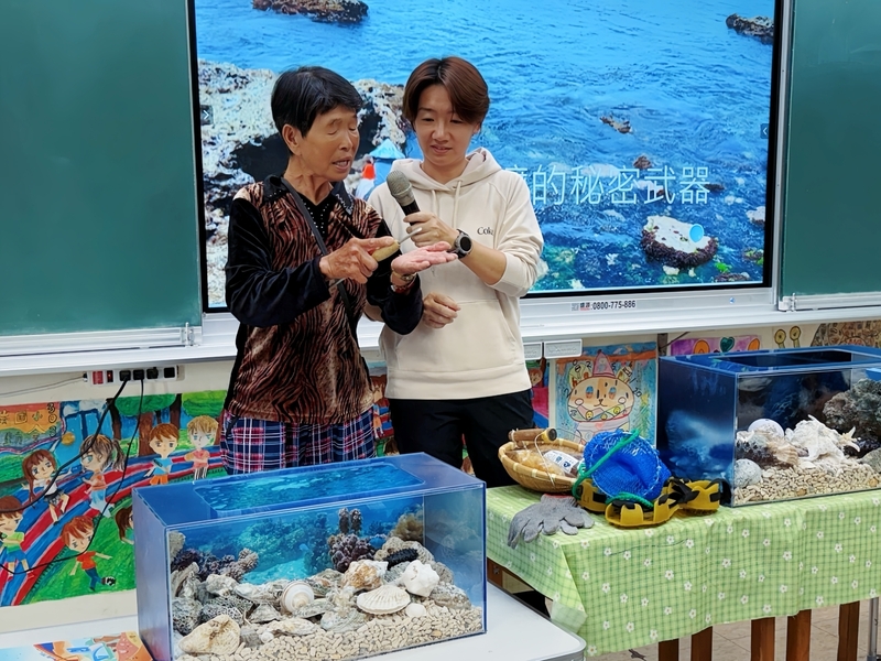 新北馬崗海女進校園　向學童介紹採集工具