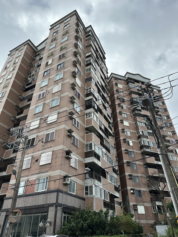 花蓮逾百棟建物在2024年發生的0403強震受損，至今已屆滿2年。圖為完成補強工程簽約的吉安鄉「山海觀」大樓。
