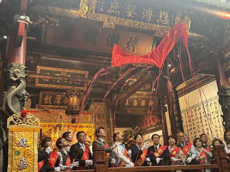 總統賴清德（前右6）4日主祭台南市中西區祀典大天后宮丙午年春祭釋奠祈福大典，同時獻匾、揭匾「恩溥黎庶」。
