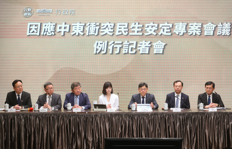 行政院6日舉行「因應中東衝突民生安定專案會議例行記者會」，由發言人李慧芝（中）主持、政委陳時中（左3）、林明昕（左2）、法務部次長馮成（左）、國發會主委葉俊顯（右3）、衛福部長石崇良（右2）、經濟部次長何晉滄（右）出席。


