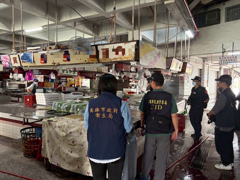 高雄市正義市場爆發疑食物中毒案，累計至6日下午4時已有140人就醫，並有12名患者初步檢出沙門氏菌陽性。高雄市衛生局針對此案目前累計裁罰新台幣144萬元，並移送檢方，由雄檢檢察官指揮偵辦。
（高雄市衛生局提供）

