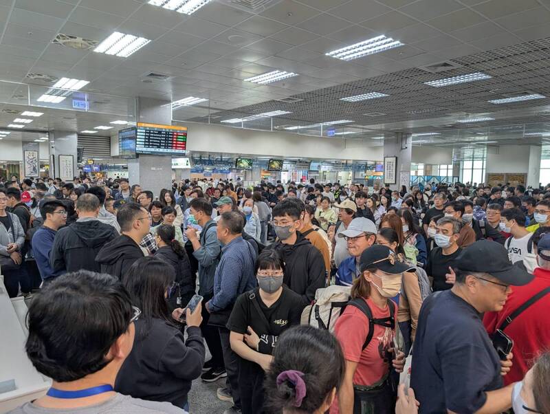 金門6日受濃霧影響清明收假航班，金門航空站7日上午湧入許多民眾等待候補返回台灣。
