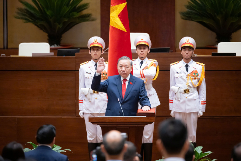 越南第16屆國會日前投票全數通過越共總書記蘇林兼任國家主席後，宣告傳統四駕馬車的權力平衡已經正式定於一尊，政治走向靠攏習近平模式。圖為蘇林獲選為國家主席後立即上台宣示就職。（越南國會提供）
