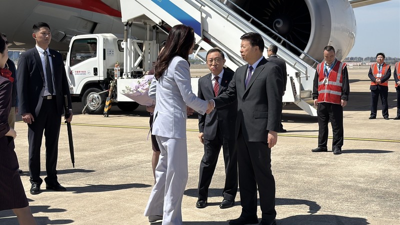 國民黨主席鄭麗文7日下午抵達上海，中共方面由中共中央台灣工作辦公室主任宋濤接機，兩人握手。
