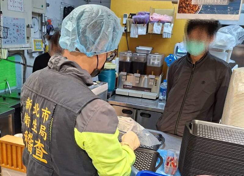 新北市衛生局表示，截至7日下午2時止，清六食堂疑食物中毒案累計通報共44人，其中37人食用公所店便當、7人食用中興店便當後，陸續出現不適症狀，衛生局7日派員到中興店稽查，並勒令3家分店暫停營運。（新北市衛生局提供）

