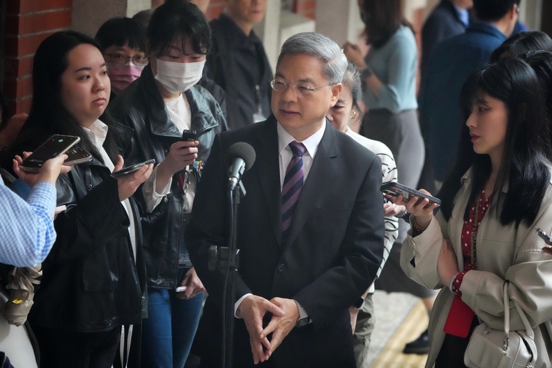 經濟部長龔明鑫（中）表示，目前國內瀝青存量約4.2萬噸，若中東原油能夠順利運抵台灣，瀝青存量可延長至6月。