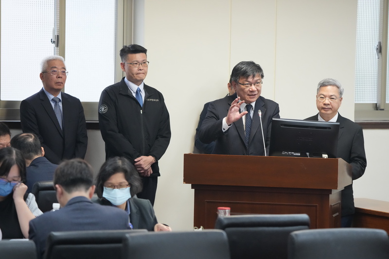 經濟部長龔明鑫（右）與台電董事長曾文生（右2）、中油董事長方振仁（後左），8日列席立法院經
濟委員會，就台美關稅協定中關於「擴大採購及購買」（原油、天然氣、發電設備等）項目之評估、規
劃及涉及之問題與工作進行專案報告並備質詢。