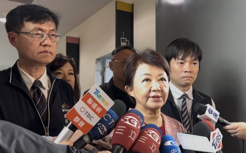 台中某國小棒球隊教練涉及對多名孩童強制性交、強制猥褻。台中市長盧秀燕(前右)8日接受媒體聯
訪，她表示，希望司法重判，還孩子公道。
