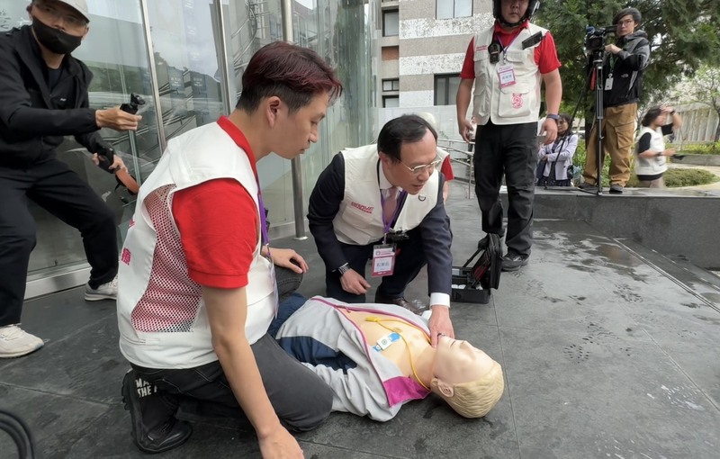 「粉紅超跑」白沙屯媽祖進香即將起轎，台北醫學大
學與童綜合醫院打造「智慧行動醫療隨扈系統」，衛
福部長石崇良（中）8日體驗行動救援。資料照片。
