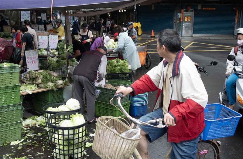 主計總處公布第1季消費者物價指數(CPI)年增率1.23%，低於原預測數1.38%。圖為新北市板橋區民眾駐足觀看一處攤位的菜價。資料照片。