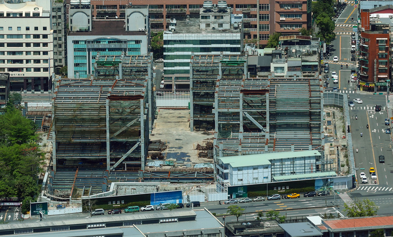 中石化子公司鼎越開發捲入京華城弊案，京華廣場土地遭扣押。中石化與鼎越8日分別召開董事會，決議啟動京華廣場土地處分策略案，以728%容積率為基礎，授權公司董事長或其授權人，與外部相關單位積
極溝通協調工作。圖為115年4月2日於台北101俯瞰京華廣場工地畫面。
